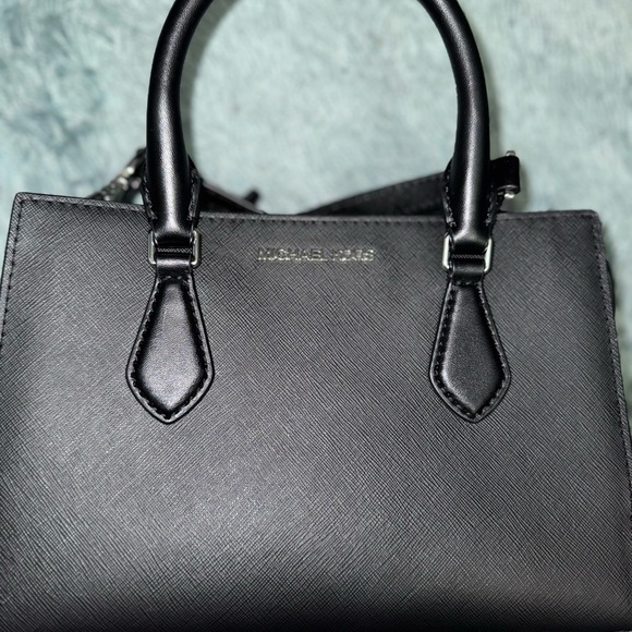 Like new Michael Kors handbag. - Picture 9 of 11
